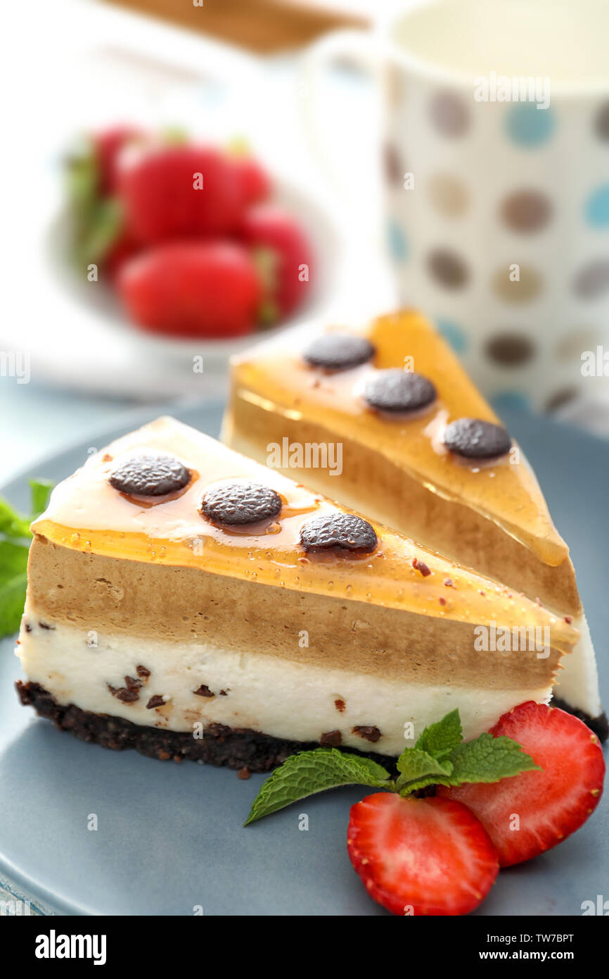Stücke von geschichteten Mousse Cake mit Karamell auf Platte Stockfoto