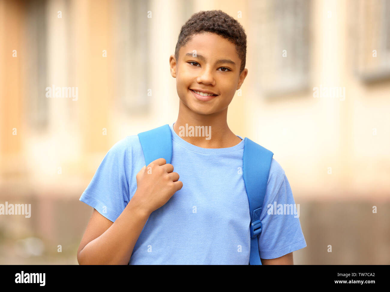 Charmante Afro-amerikanische Teenager mit Rucksack im Freien Stockfoto