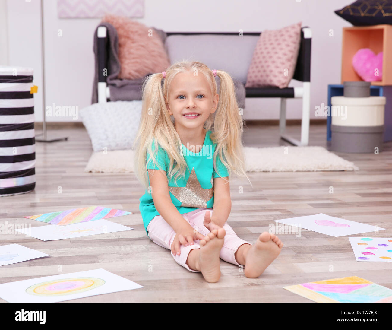 Süße kleine Mädchen mit Bleistift Zeichnungen zu Hause posieren Stockfoto