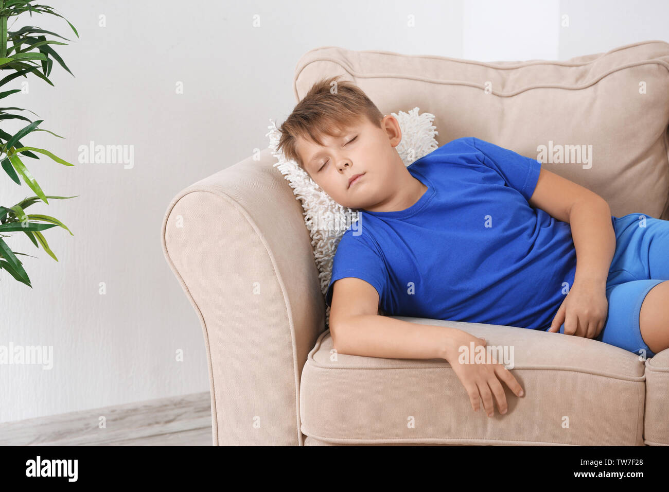 Übergewichtige junge schlafend auf dem Sofa zu Hause Stockfoto