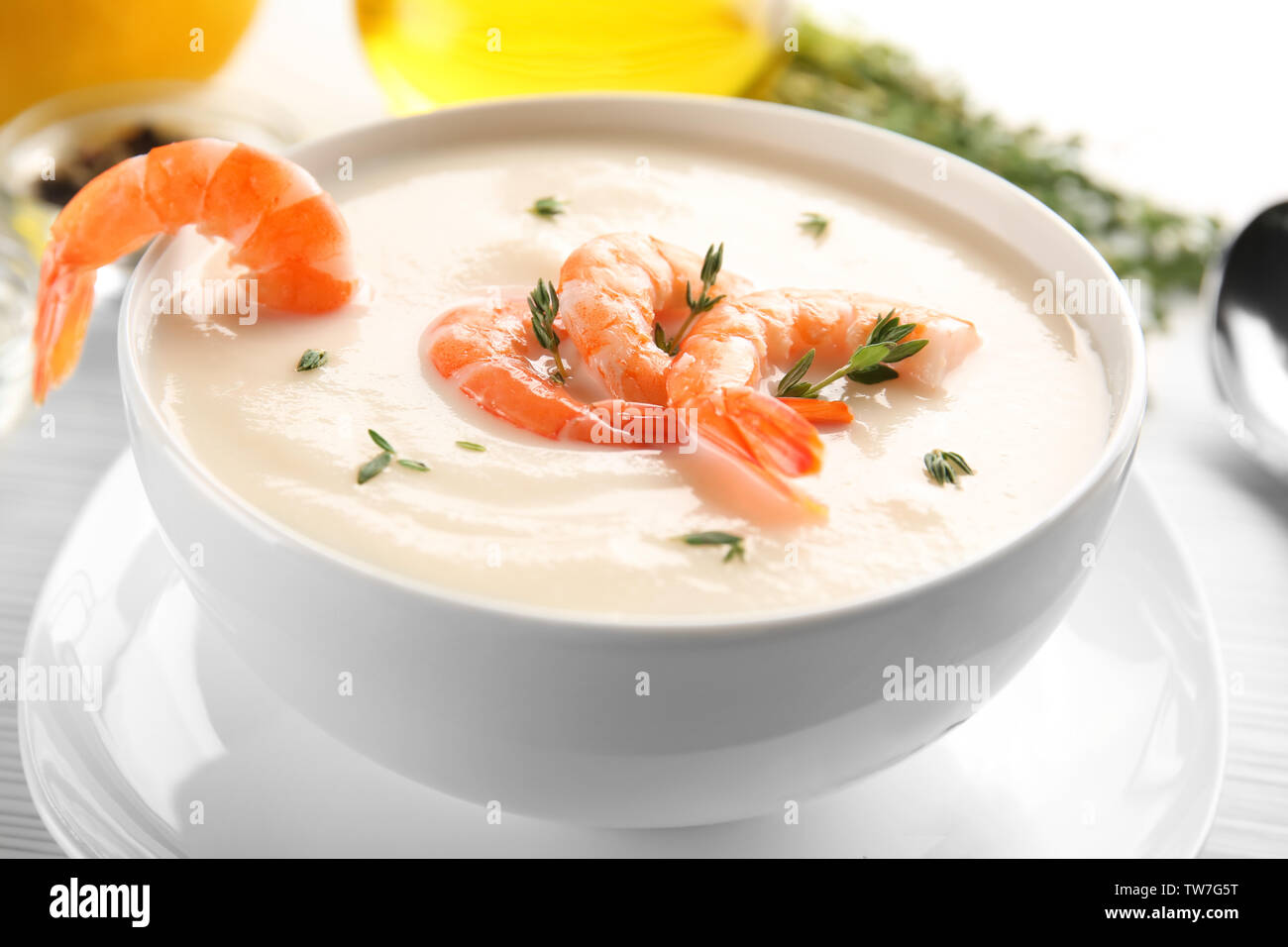 Schüssel mit lecker Garnelen creme Suppe am Tisch, Nahaufnahme Stockfoto