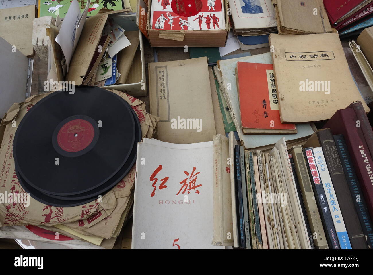 Aufzeichnungen und alten Zeitungen, Zeitschriften und Magazine in der verwendeten Buch Markt verkauft. Stockfoto