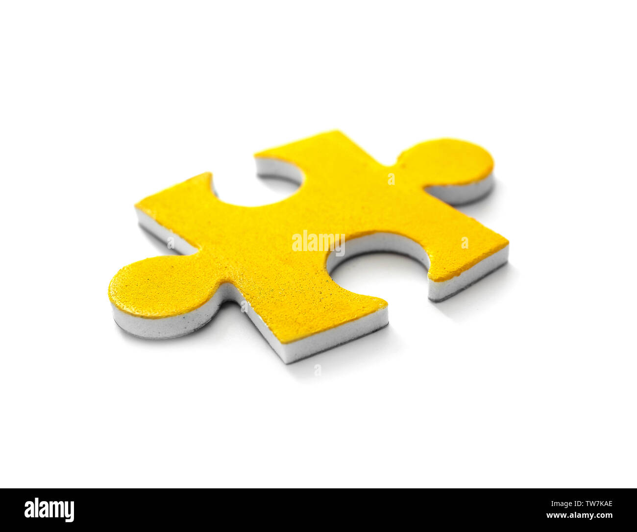 Stück Puzzle auf weißen Hintergrund. Autism Bewußtsein Konzept Stockfoto