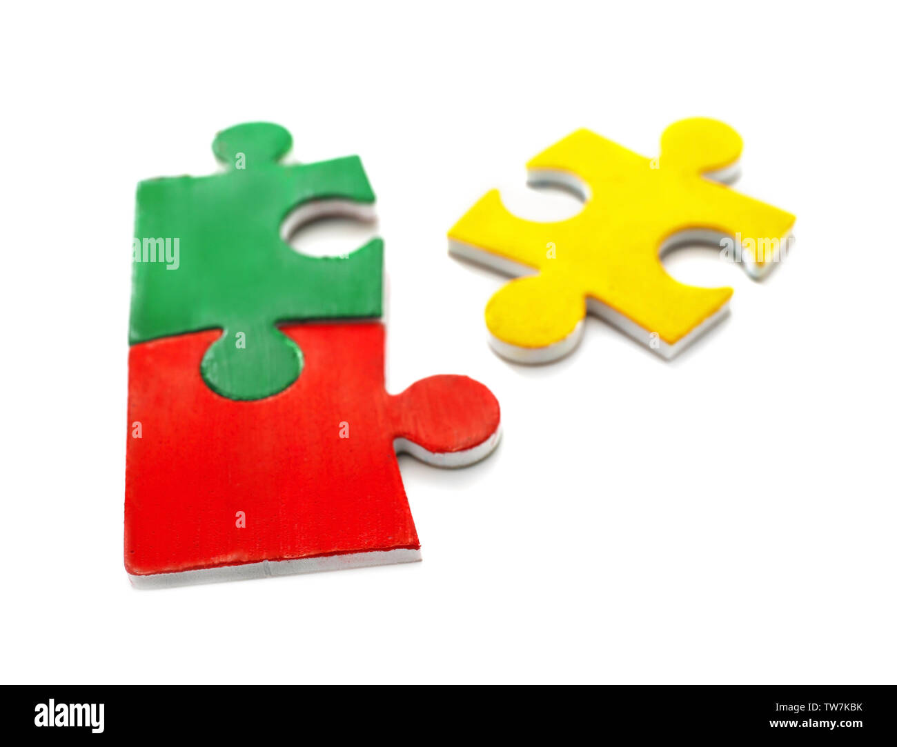 Teile Puzzle auf weißen Hintergrund. Autism Bewußtsein Konzept Stockfoto