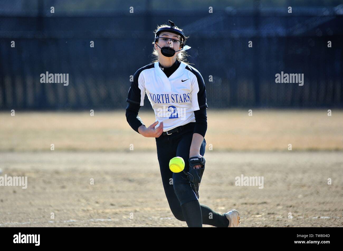 Krug in den Kreis der Freigabe eines Pitch zu einem wartenden gegnerische hitter. USA. Stockfoto