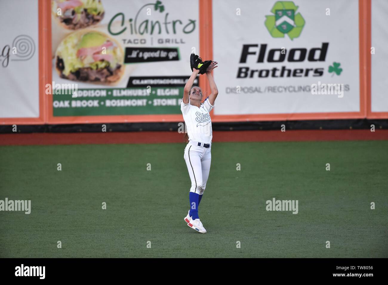 Rechter Feldspieler Fang ein fly Ball in der Nähe der Warnung und Plakate an der Wand. USA. Stockfoto