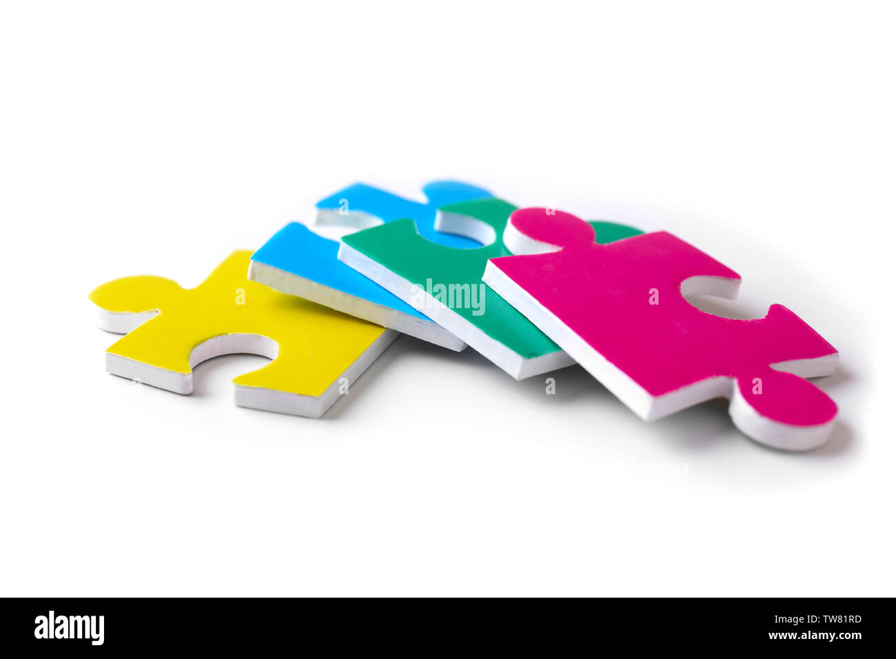 Puzzleteile auf weißem Hintergrund als Symbol des Autismus Stockfoto