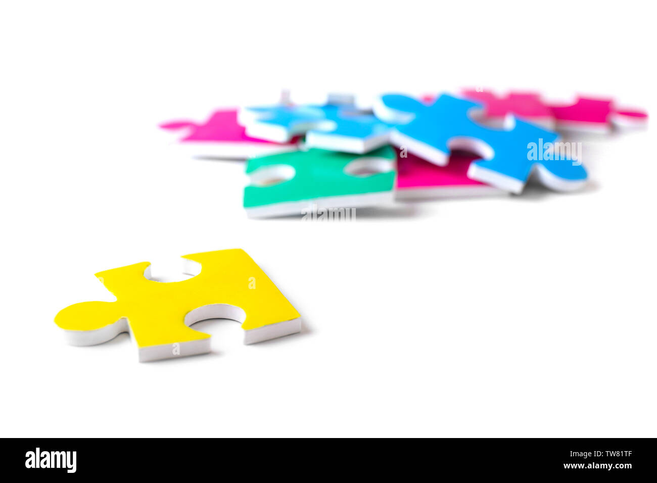 Puzzleteile auf weißem Hintergrund als Symbol des Autismus Stockfoto