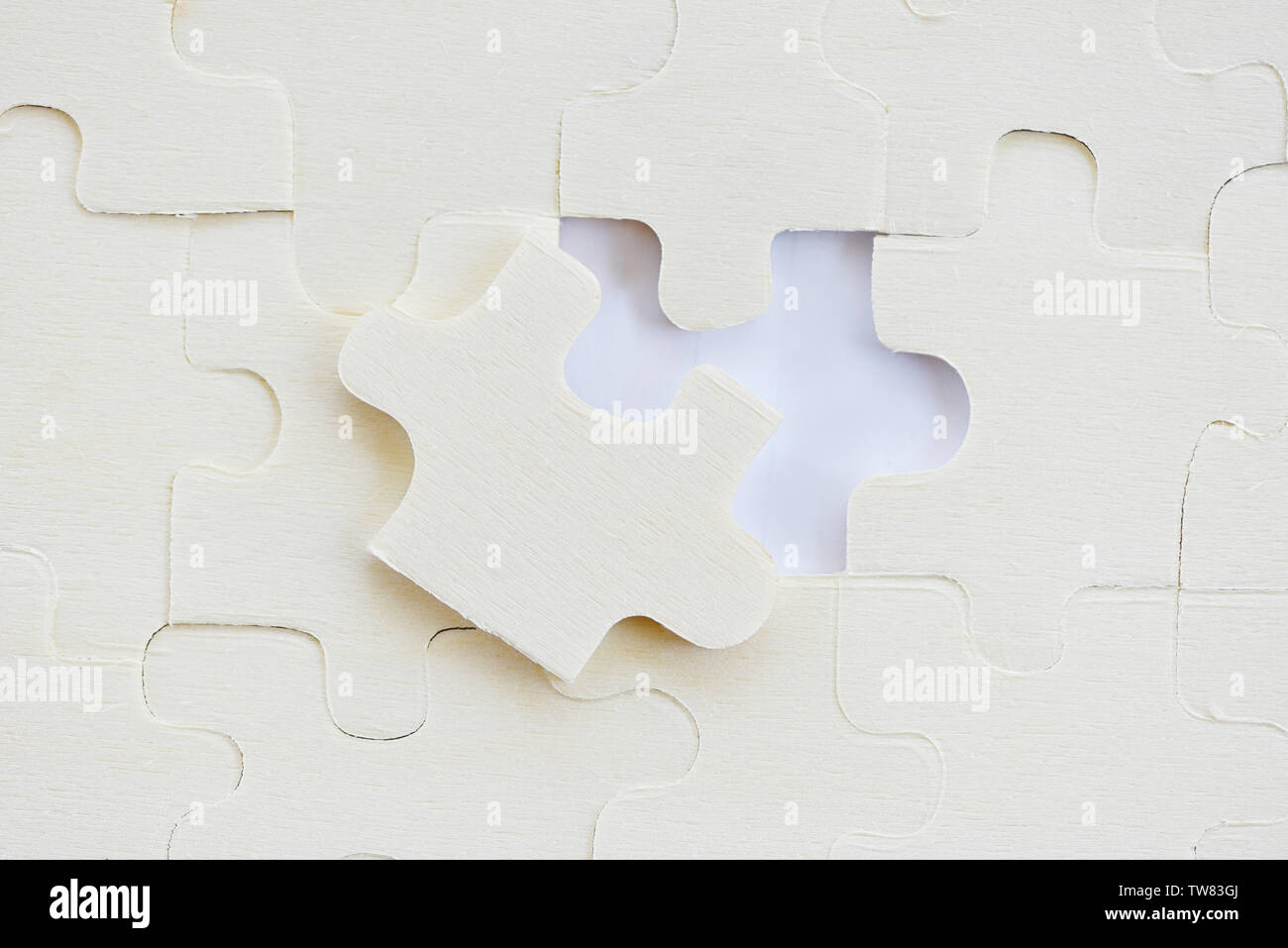 Puzzles Puzzles auf Weiß/Jigsaw Pieces auf Textur Hintergrund Stockfoto
