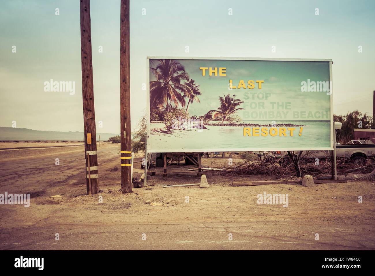 Verfallende Plakatwand in der Nähe von Bombay Beach in der Salton Sea. Stockfoto