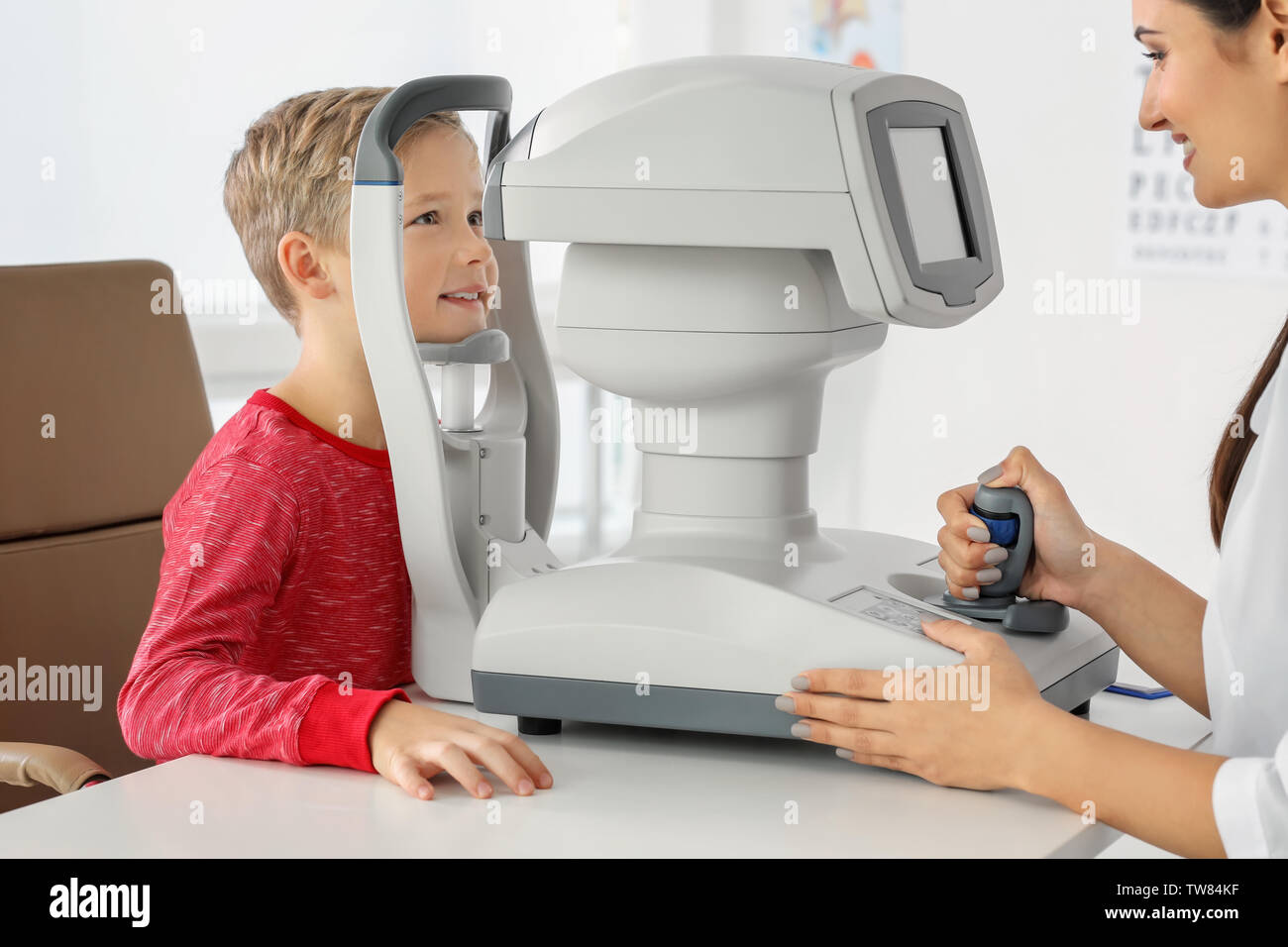 Augenarzt Messung des Augeninnendrucks des kleinen Kindes in der Klinik Stockfoto