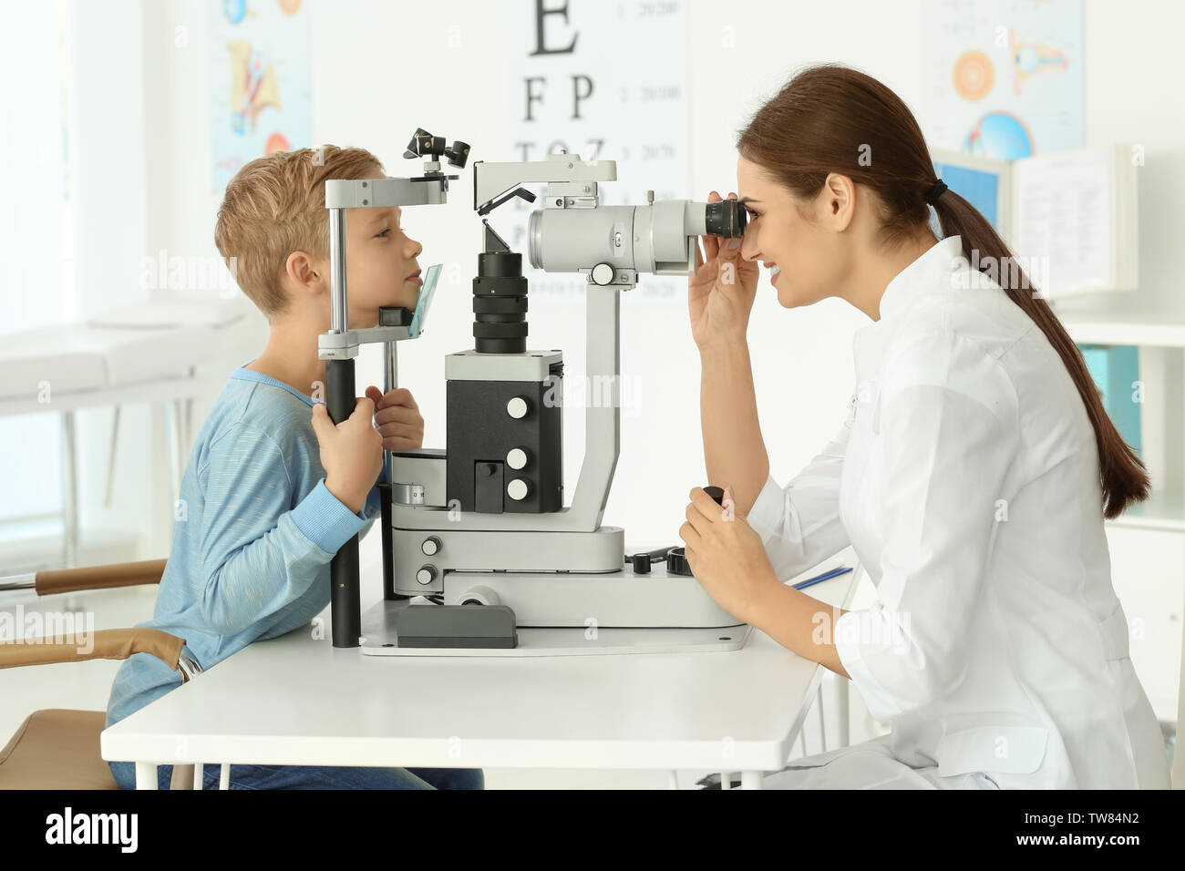 Süßes kleines Kind beim Augenarzt Büro Stockfoto