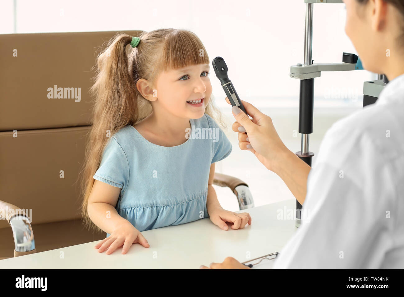 Augenarzt untersuchen eye Fundus des kleinen Kindes in der Klinik Stockfoto