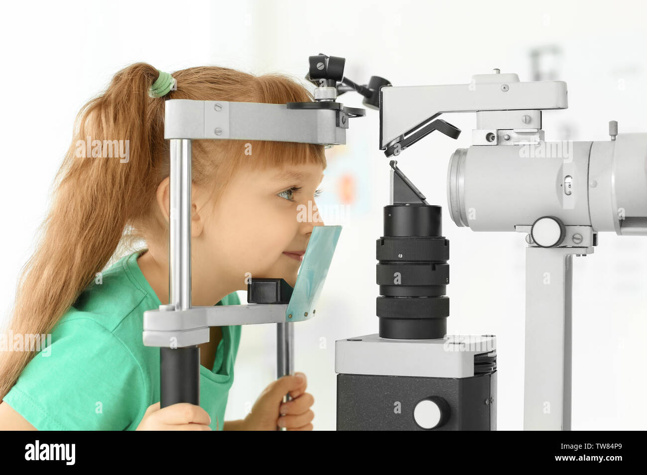Süßes kleines Kind beim Augenarzt Büro Stockfoto