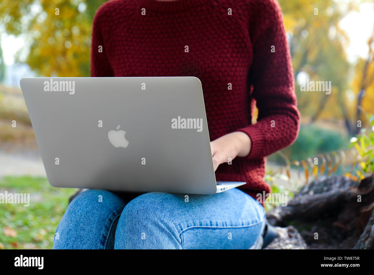 Kiew, Ukraine - Oktober 19, 2017: Frau mit Apple MacBook Air im Freien Stockfoto