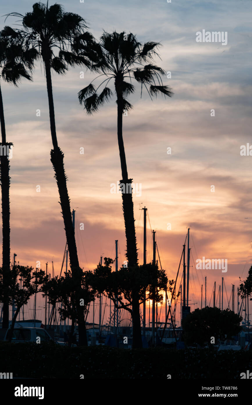 Die romantische Vorstellung von der Segeln in den Sonnenuntergang ... die Schönheit und die leuchtenden Farben der Träume, der Phantasie - es nennt sich Kalifornien Stockfoto