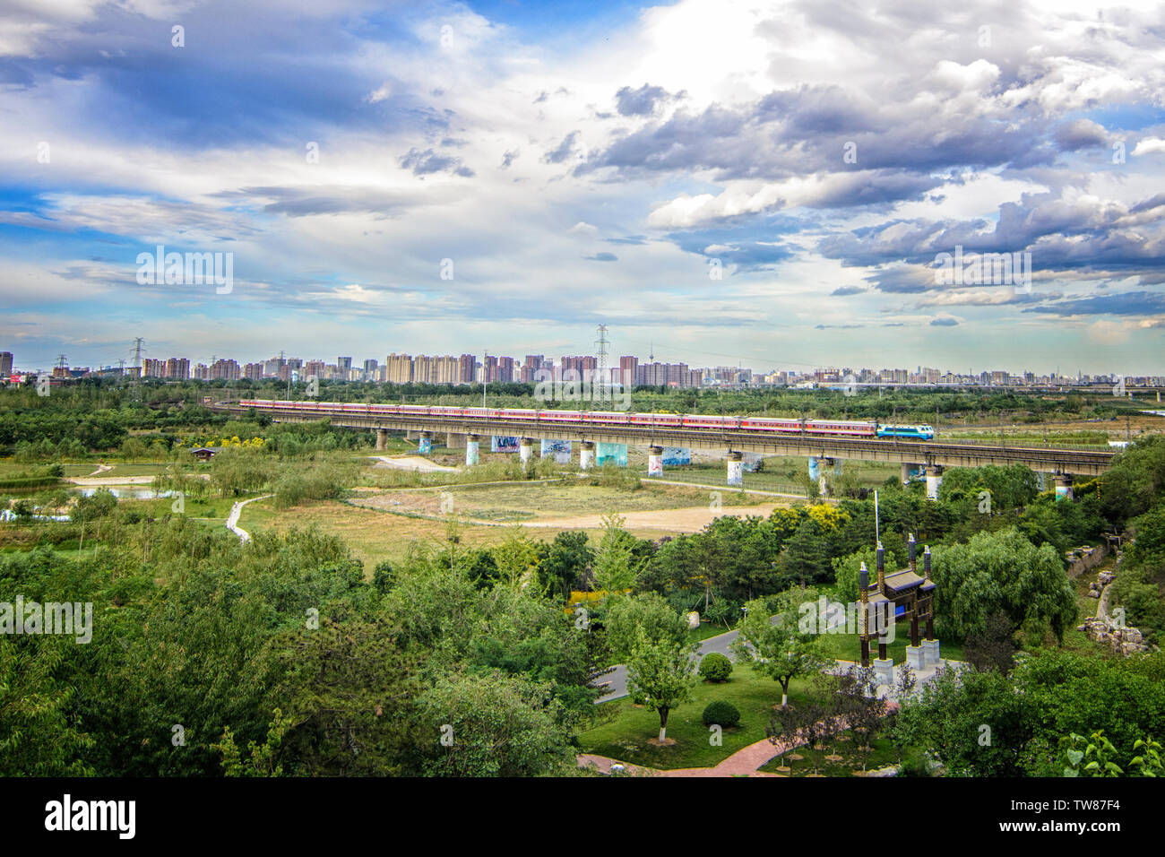 Personenzug auf der Beijing-Guangzhou Eisenbahn. Stockfoto