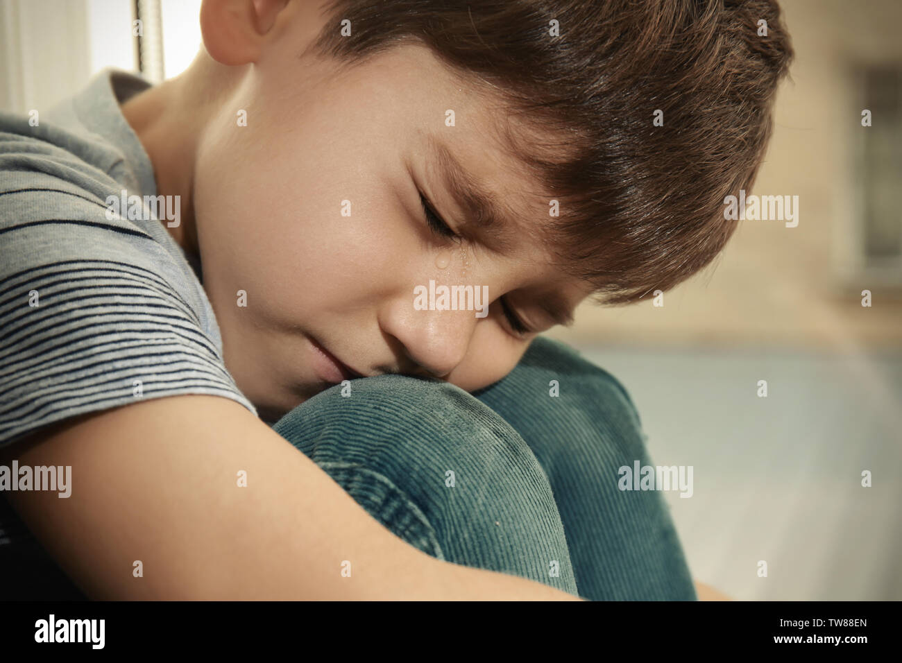Wenig traurig Jungen weinen. Missbrauch von Kindern Konzept Stockfoto