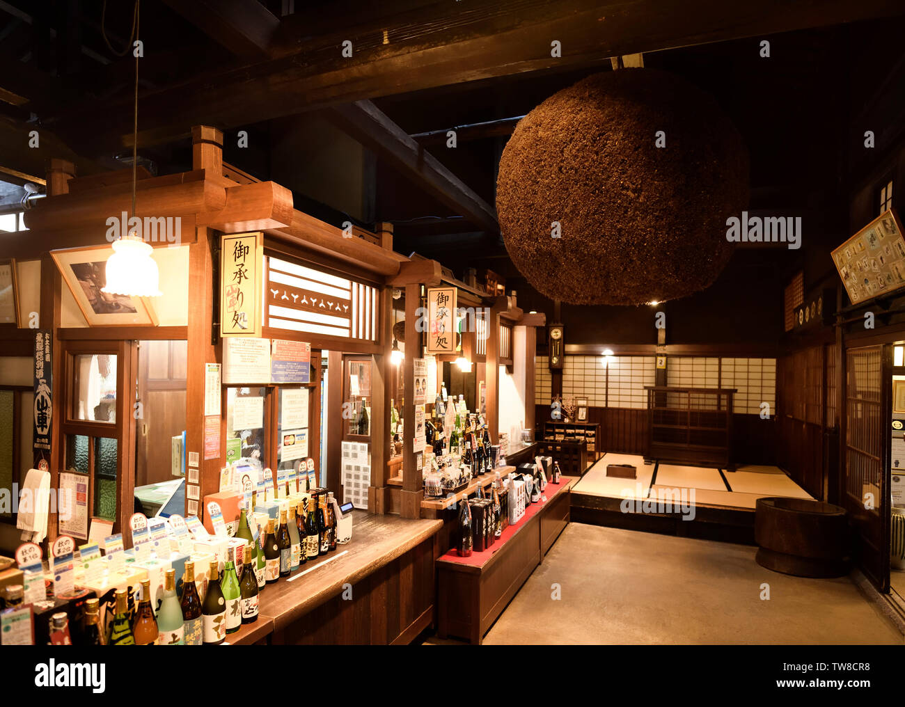 Sake Brauerei Shop Interior in der Altstadt der Stadt Takayama mit Sugidama, braun Zeder Kugel, innen hängen. Takayama, Präfektur Gifu, Japan Stockfoto