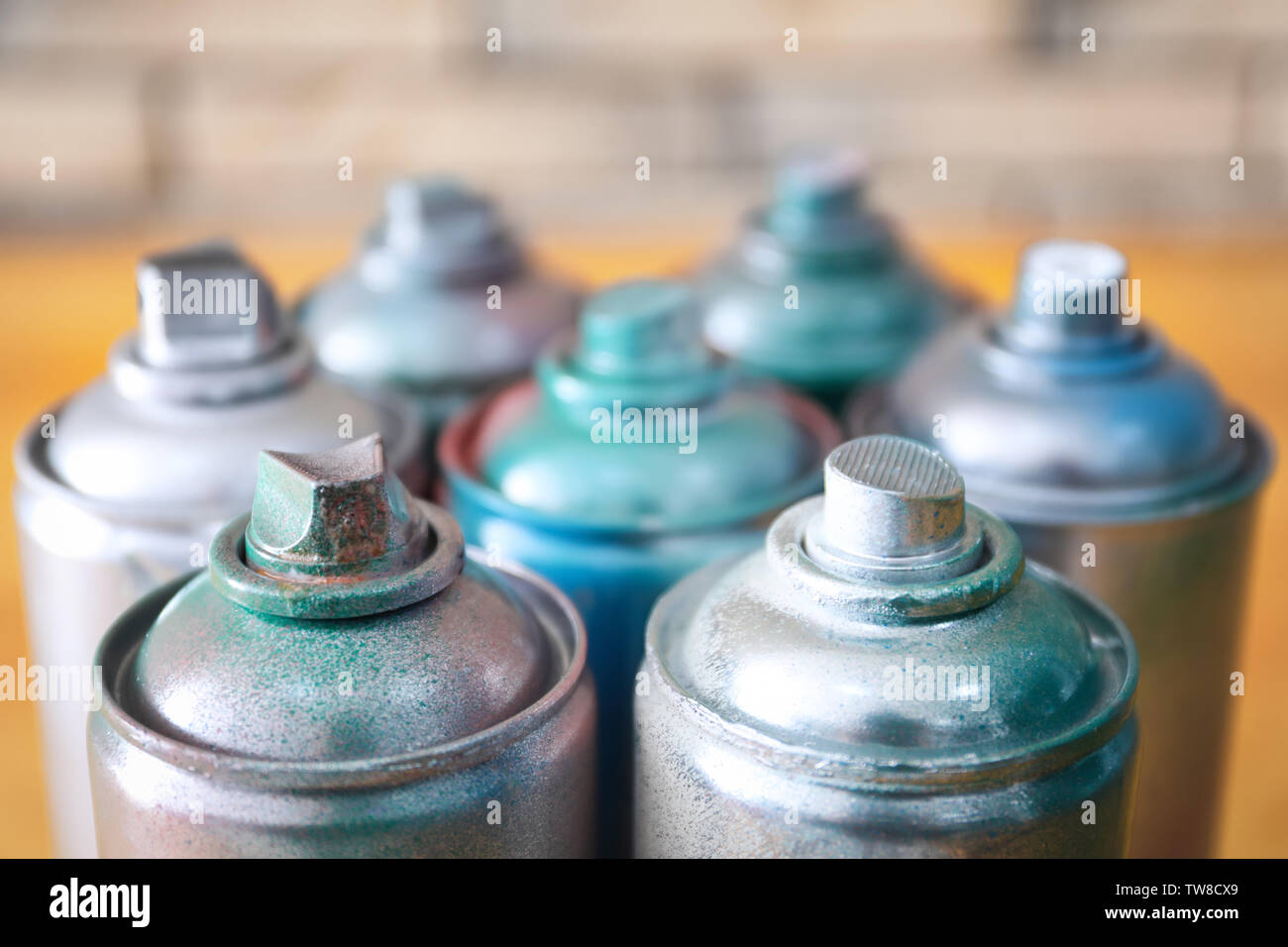 Aluminium-aerosoldosen mit Farben, Nahaufnahme Stockfoto