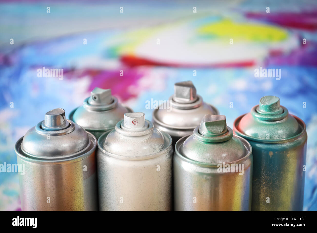 Aluminium-aerosoldosen mit Farben, Nahaufnahme Stockfoto
