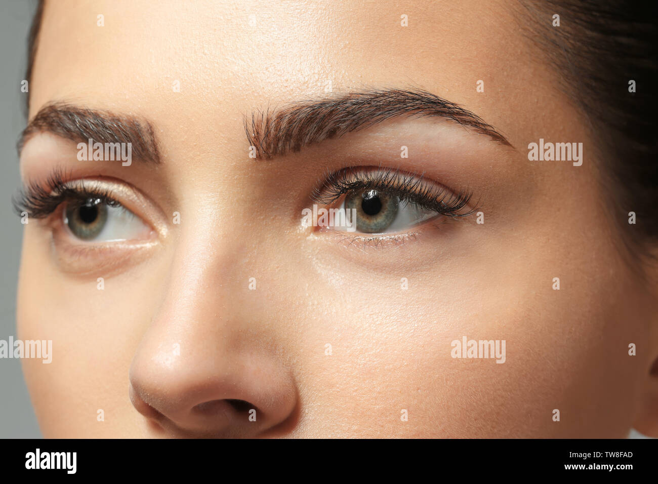 Junge Frau mit schönen Augenbrauen, Nahaufnahme Stockfoto
