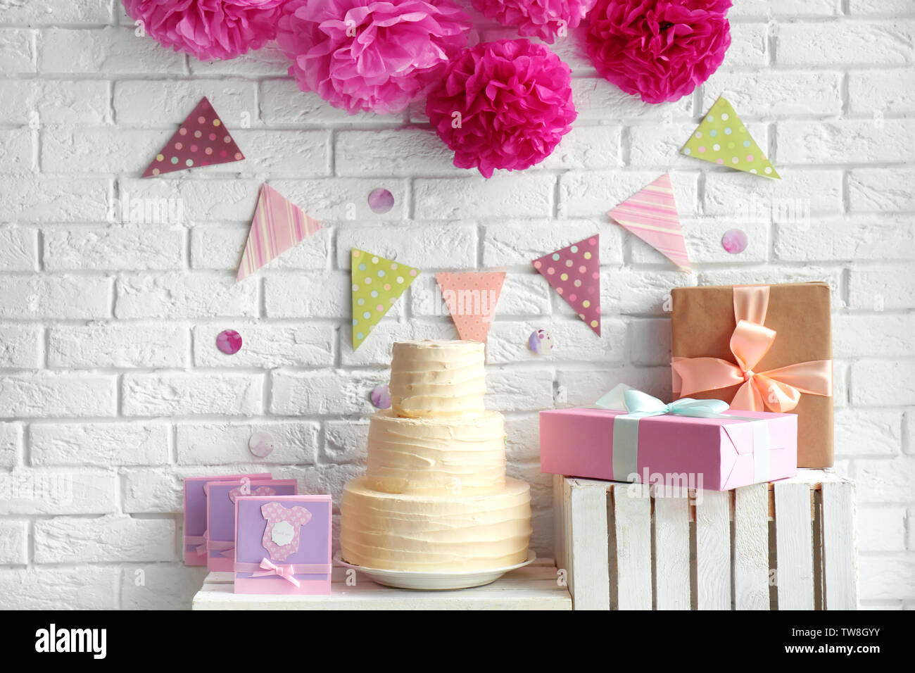 Köstliche Kuchen, danken Ihnen Karten und Geschenkboxen für Baby Shower Party im Innenbereich Stockfoto