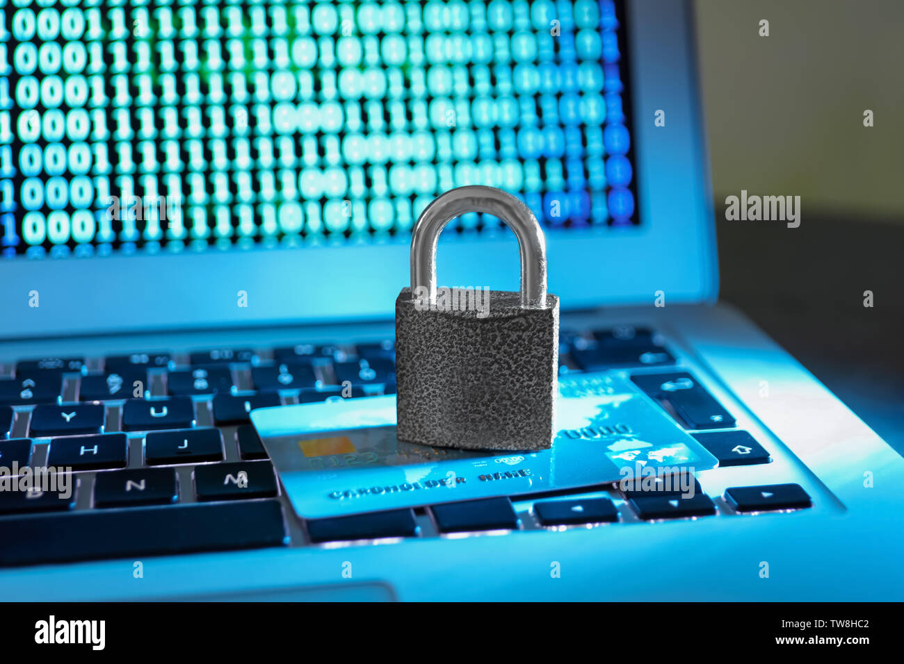 Kreditkarten und Verriegelung auf Laptop Tastatur, Nahaufnahme Stockfoto