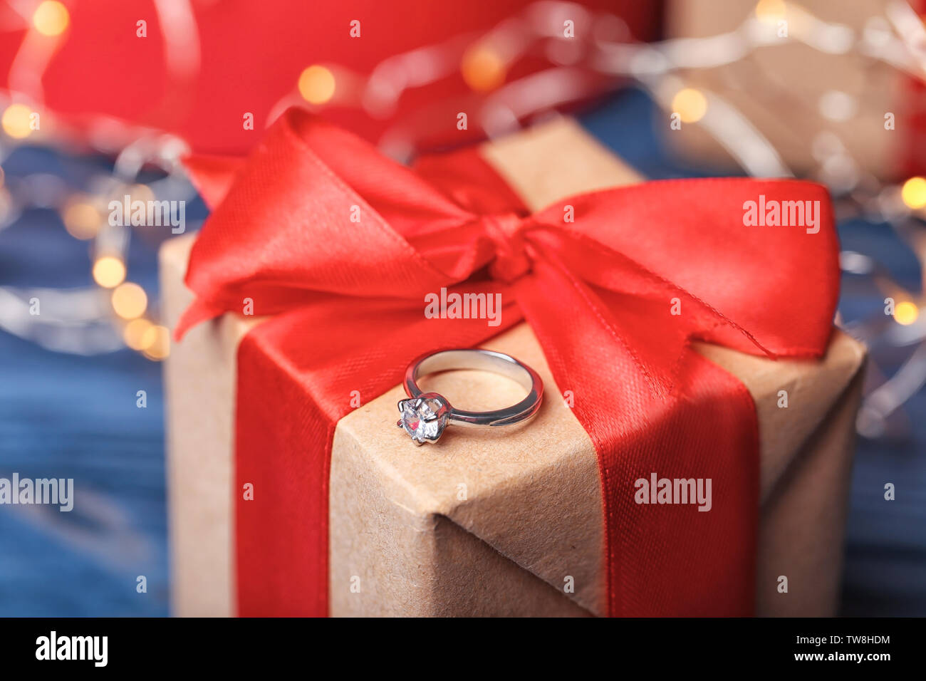 Schöne Verlobungsring auf Geschenkbox, Nahaufnahme Stockfoto