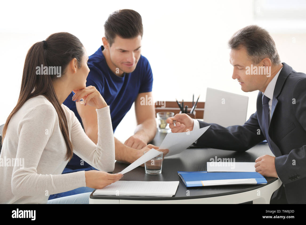 Junges Paar beim Notar Stockfoto