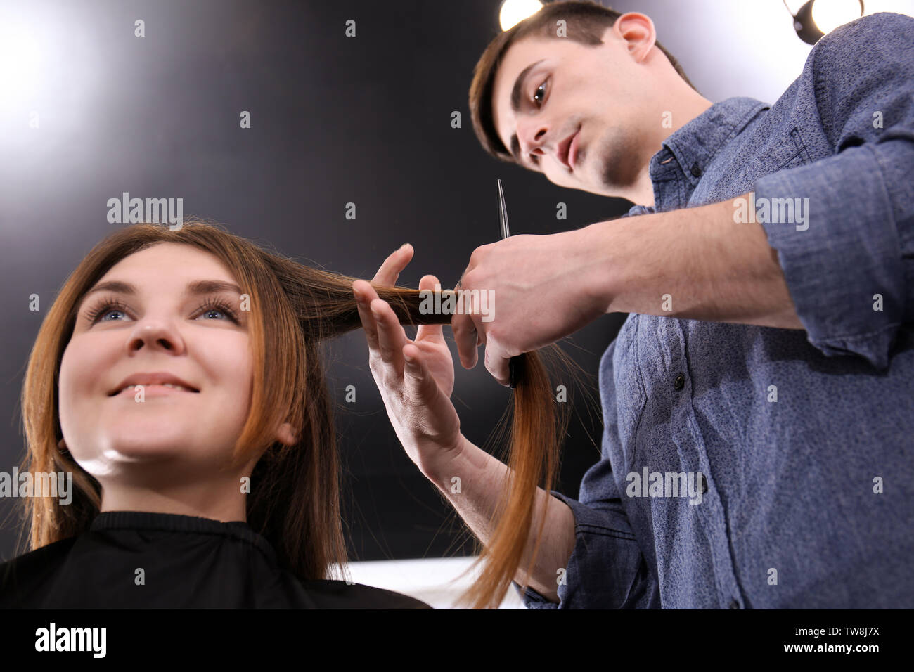 Mannliche Friseur Haare Schneiden Des Kunden Im Salon Stockfotografie Alamy