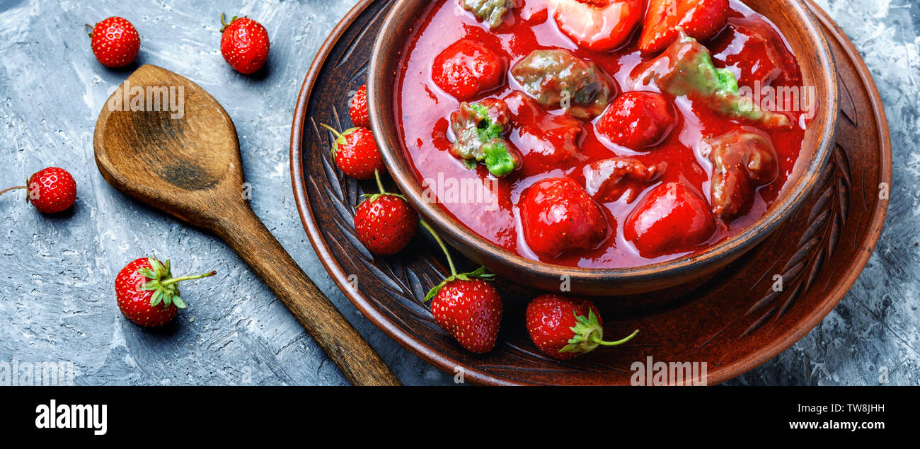 Saisonale Sommer Obst Suppe Suppe mit Erdbeeren. Kalte Suppe. Obst Suppe. Stockfoto