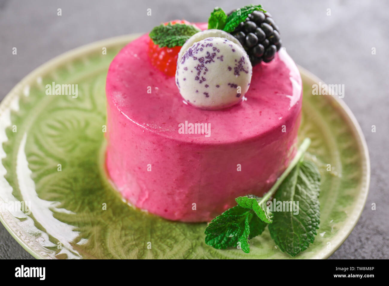 Lecker berry Mousse Torte auf dem Teller Stockfoto