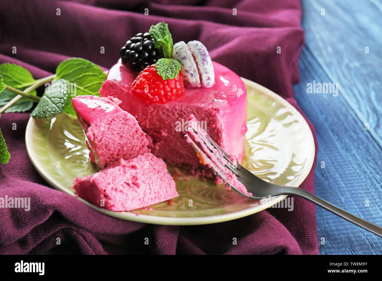Lecker berry Mousse Torte auf dem Teller Stockfoto