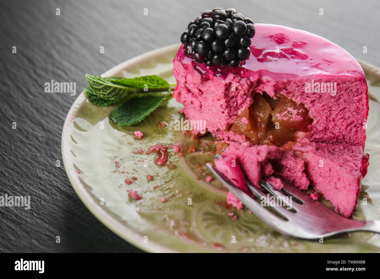 Lecker berry Mousse Torte auf dem Teller Stockfoto