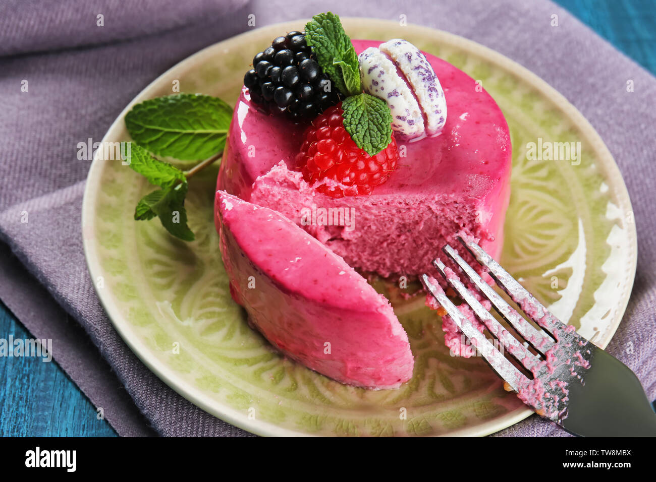 Lecker berry Mousse Torte auf dem Teller Stockfoto