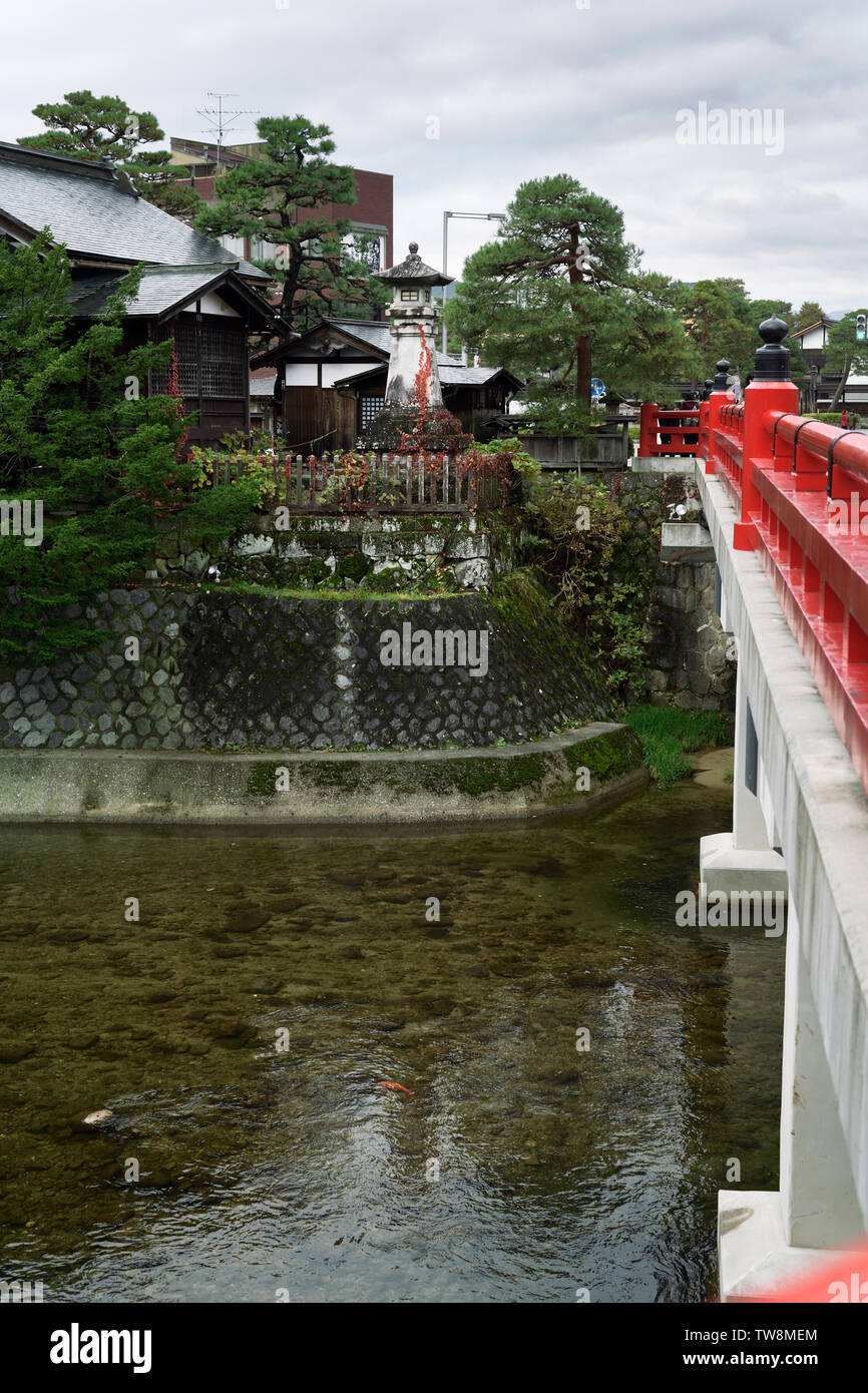 Hie Shinto Schrein und ein rotes Nakahashi historische Brücke über den Fluss der Stadt Takayama Martk von Landschaft, Gifu, Japan Stockfoto
