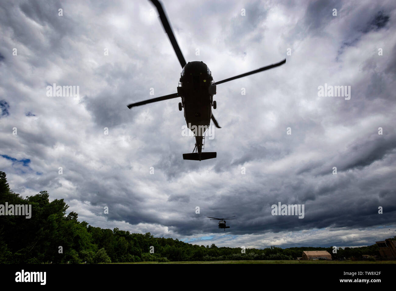 Ein U.S. Army UH-60L, Vorderseite und ein UH-60M Black Hawk mit der 1 Assault Helicopter Bataillon, 150 Aviation Regiment, New Jersey Army National Guard, während eine interinstitutionelle Koordinierung an die Heimatverteidigung Technology Center, Picatinny Arsenal, N.J., 14. Juni 2019. 150 Aviation Regiment ausgebildet, mit der 21 Massenvernichtungswaffen Destruction-Civil Support Team und der New-Jersey Abteilung der Korrekturen C.O.B.R.A. (Chemische, Kampfmittel, biologische, radiologische, Beihilfen). (New Jersey National Guard Foto von Mark C. Olsen) Stockfoto