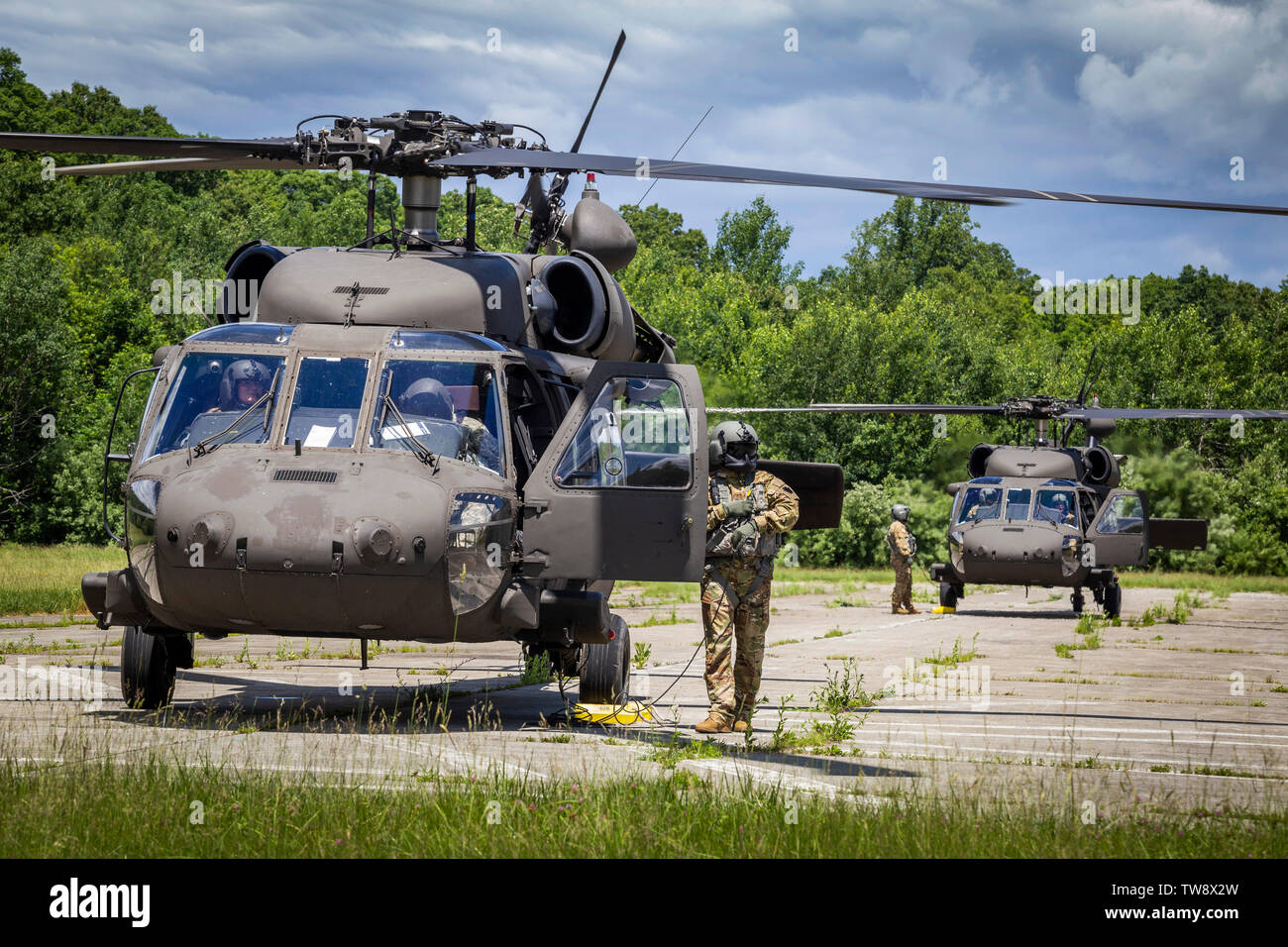 Der US-Heeresflieger mit der 1 Assault Helicopter Bataillon, 150 Aviation Regiment, New Jersey Army National Guard, bereiten sich in einer UH-60L, vorne zu nehmen, und ein UH-60M Black Hawk während eine interinstitutionelle Koordinierung an die Heimatverteidigung Technology Center, Picatinny Arsenal, N.J., 14. Juni 2019. 150 Aviation Regiment ausgebildet, mit der 21 Massenvernichtungswaffen Destruction-Civil Support Team und der New-Jersey Abteilung der Korrekturen C.O.B.R.A. (Chemische, Kampfmittel, biologische, radiologische, Beihilfen). (New Jersey National Guard Foto von Mark C. Olsen) Stockfoto