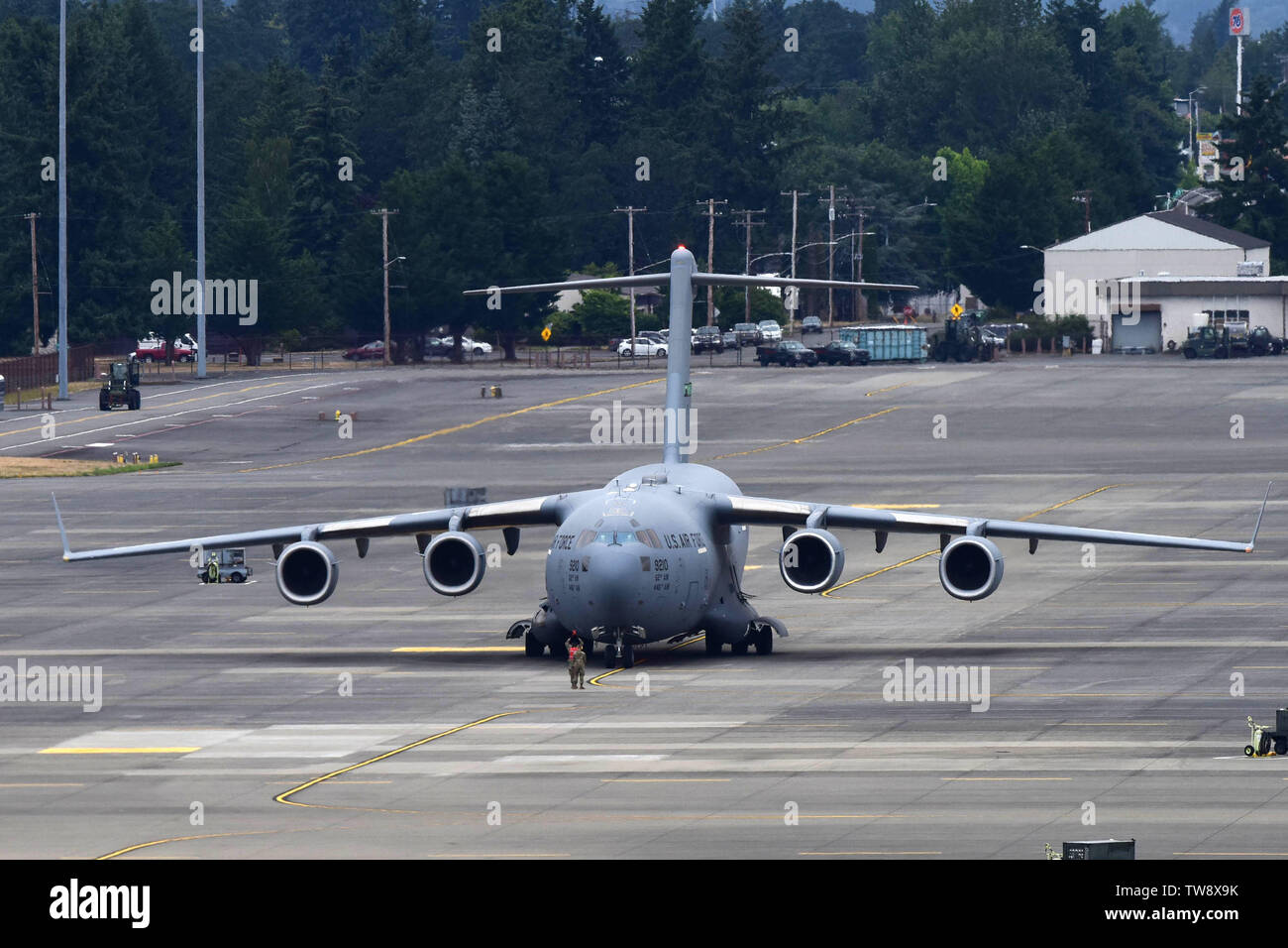 62 Aircraft Maintenance Squadron Flieger Marschall die ersten Flugzeuge zurück zu seinem Parkplatz bei McChord Feld, 17. Juni 2019, an Joint Base Lewis-McChord. McChord Bereich Flugzeuge und Piloten wurden an andere Westküste Basen verlegt, während der Start- und Landebahn wieder aufgetaucht war. (U.S. Air Force Foto von Airman 1st Class Sara Hoerichs) Stockfoto