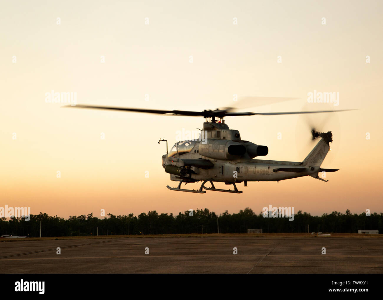 Us-Marines mit dem Aviation Combat Element, Marine Drehkraft ⏤ Darwin (MRF-D), eine Praxis, die Landung mit einem AH-1Z Viper bei RAAF Base, Darwin, Australien, 18. Juni 2019 durchzuführen. Die AH-1Z Viper unterstützt geplanten Übungen der Rotation und erhöht ihre operationellen Fähigkeiten. (U.S. Marine Corps Foto von Cpl. Schicksal Dempsey) Stockfoto