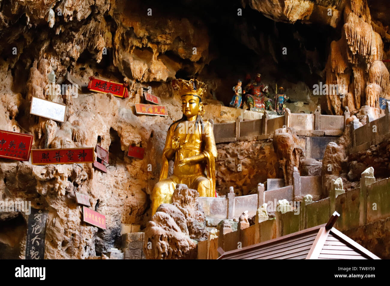 Eine Statue von einem Gott in Jianshui schlucken Höhle in der Provinz Yunnan, China. Yunnan, China - November, 2018 Stockfoto