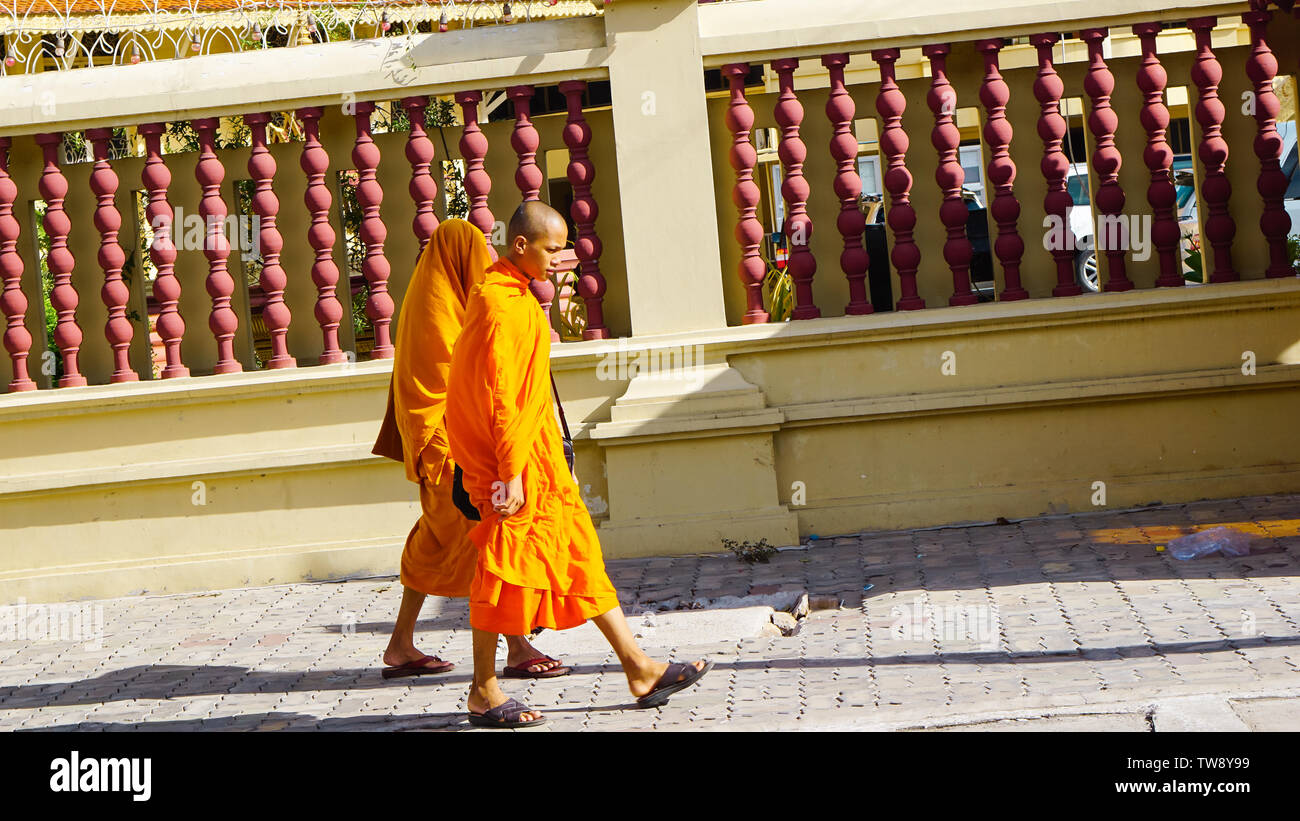 Phnom Penh, Kambodscha - August 2016: Zwei Mönche in markanten orangefarbenen Robe zu Fuß außerhalb des Königlichen Palastes. Stockfoto