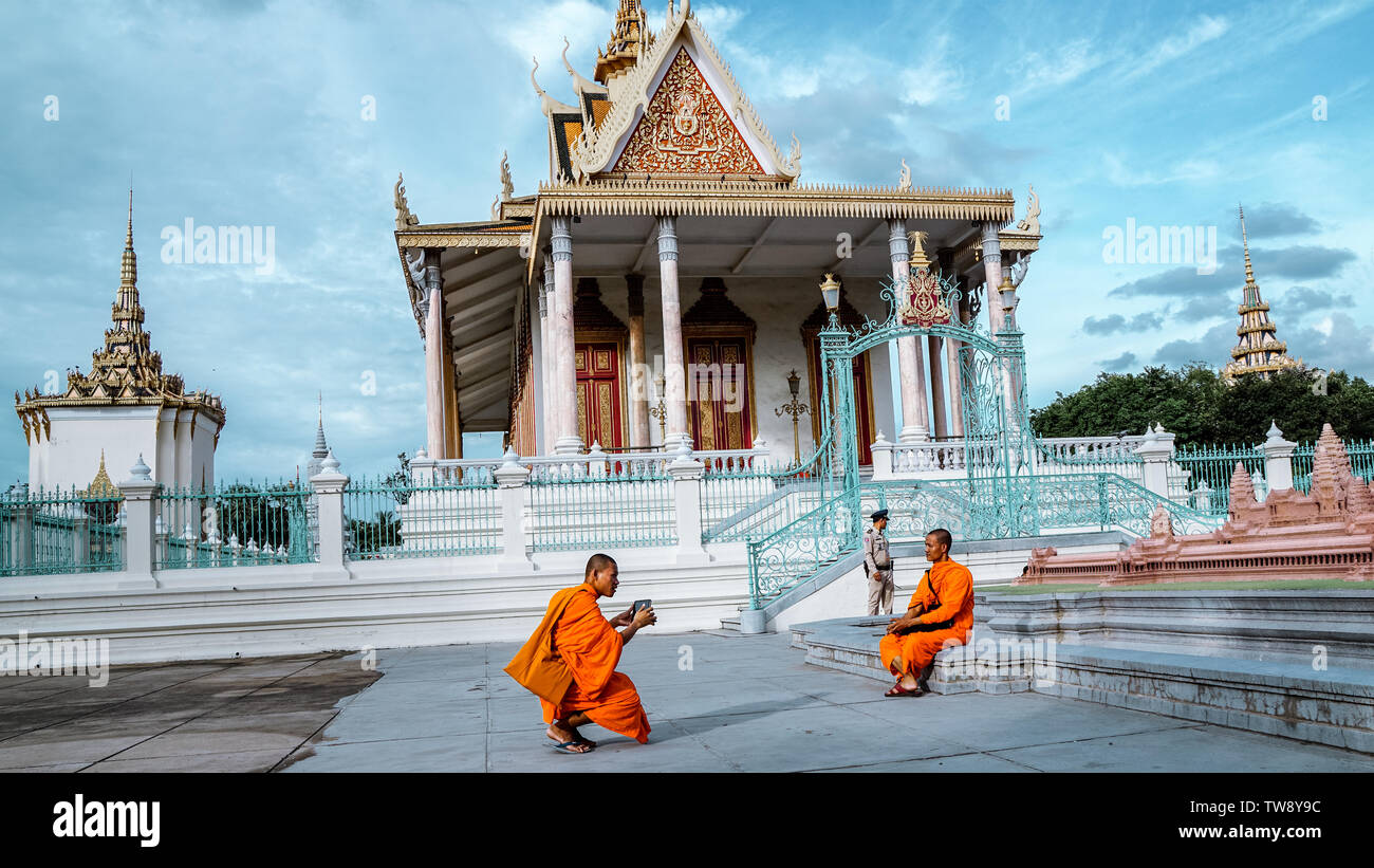 Phnom Penh, Kambodscha - August 2016: Zwei Mönche die Bilder mit einem iPad vor dem Königlichen Palast. Stockfoto