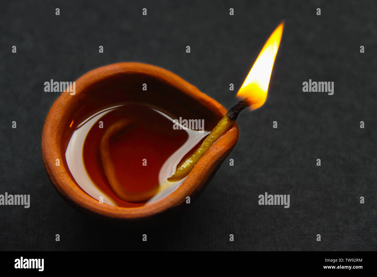 Nahaufnahme von einem brennenden Öllampe Stockfoto
