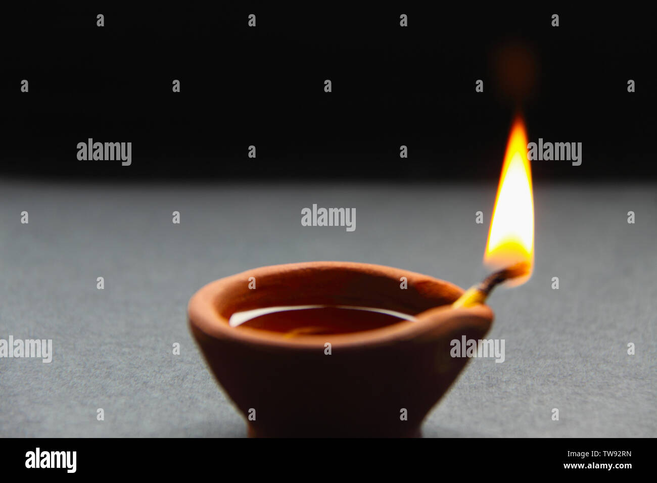 Nahaufnahme von einem brennenden Öllampe Stockfoto