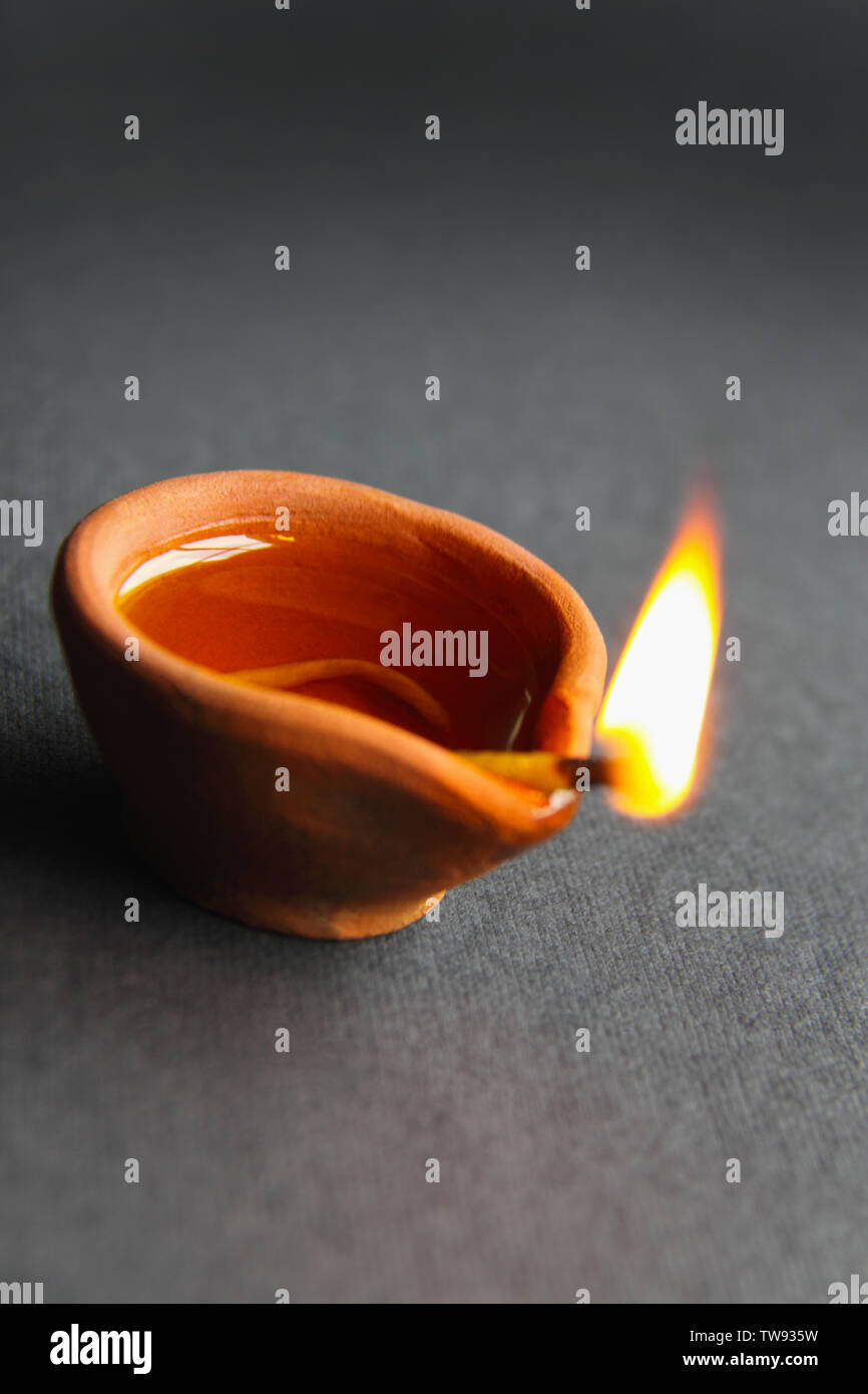 Nahaufnahme von einem brennenden Öllampe Stockfoto