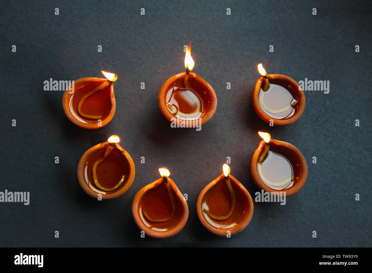 Erhöhte Ansicht des Brennens Diwali diyas Stockfoto