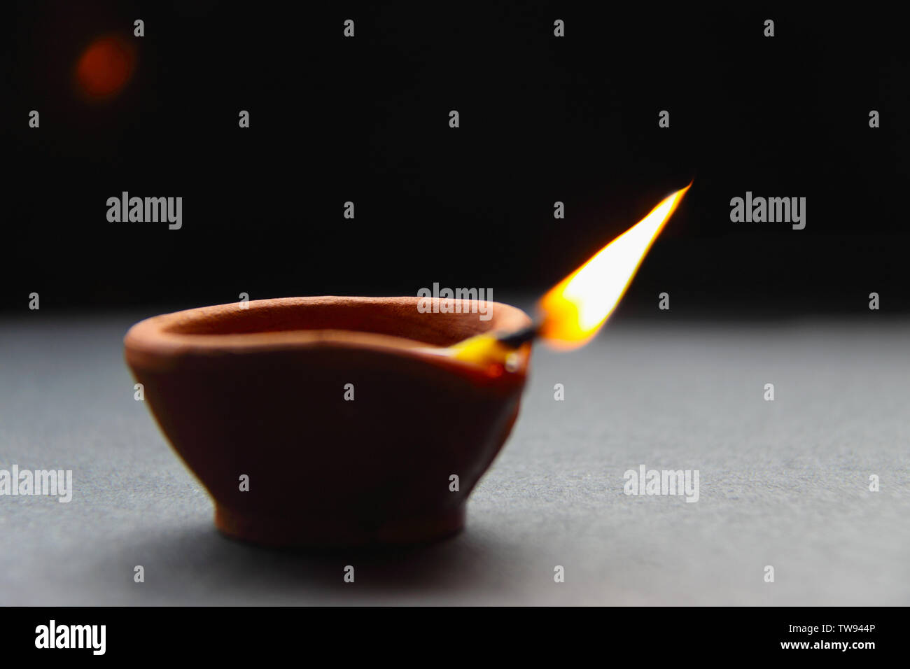 Nahaufnahme von einem brennenden Öllampe Stockfoto