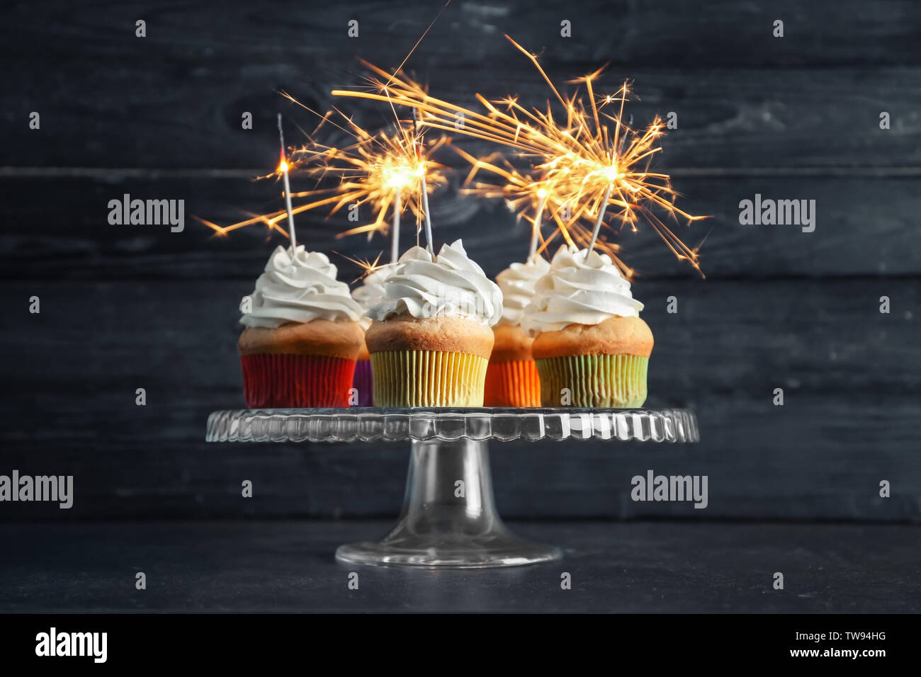 Geburtstag Cupcakes mit Wunderkerzen auf Stativ Stockfoto